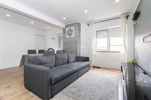 EXCELENTE APARTAMENTO T3 NA FALAGUEIRA!   Está a procura de um Apartamento T3 a 7 min do metro da Reboleira? Não perca esta oportunidade a poucos minutos de Lisboa! Características do Apartamento:   * Cozinha equipada em formato open space * Três qua...