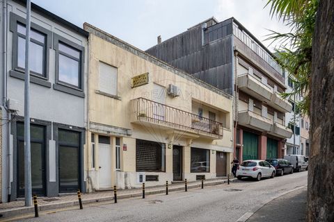 Moradia T4 + Comercio Predio de 3 pisos ( cave e res do chao) com logradouro cave , com 6 divisoes, res do chão -4 divisoes e arrumos 1ºandar-  -4 quartos,m wc, banho, sala, cozinham varanda, tarraço Situada numa zona nobre da cidade de Gaia, esta cs...