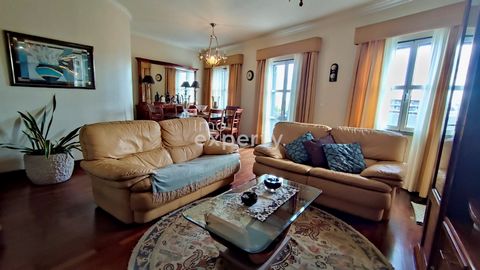 Apartamento T3 no Coração do Funchal – Amplo e com Vista Mar Procura um apartamento espaçoso, com três quartos, localização central e conforto de excelência? Esta é a oportunidade que esperava! Este deslumbrante T3, com uma área generosa de 173 m², o...