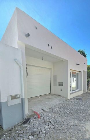 Situada numa localização privilegiada, junto ao centro da cidade da Marinha Grande, esta moderna moradia T2, atualmente em construção, é uma oportunidade única para quem procura viver com conforto e praticidade, sem abdicar de um ambiente urbano. Com...