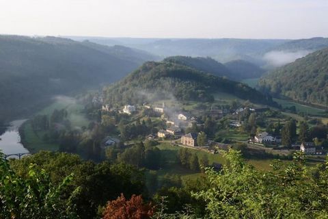 Cette villa de Paliseul, acceptant les animaux de compagnie, offre un séjour confortable et fonctionnel aux familles ou aux petits groupes. Répartie sur trois étages, elle dispose de deux salles de bains, d'un spacieux salon/salle à manger avec télév...