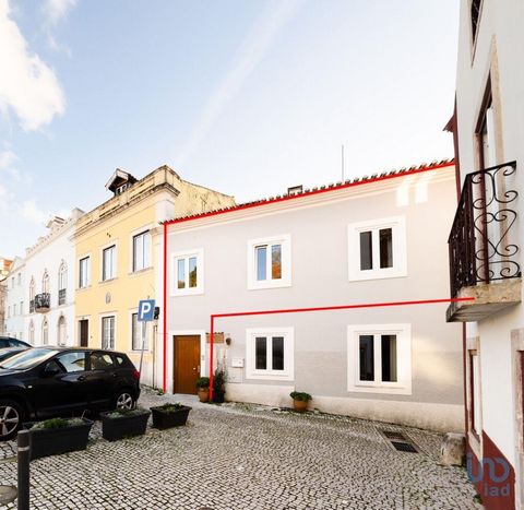 Uma casa encantadora no coração de Caldas da Rainha, cheia de charme, moderna, a um passo do Parque Dom Carlos e da famosa Praça da Fruta. A casa, integralmente reconstruída em 2018, reúne um conjunto de características que fazem dela um imóvel disti...