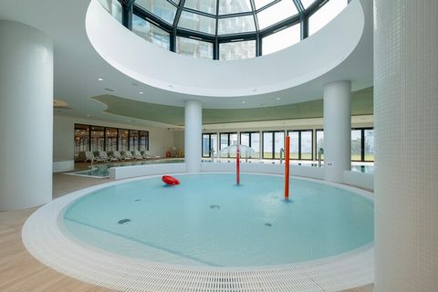 Wymarzona lokalizacja, 80 m od plaży, w obrębie centrum kurortu. Kompleks wypoczynkowy oprócz komfortowego zakwaterowania oferuje całoroczną strefę SPA (w cenie pobytu): kryty basen rekreacyjny, basen dla dzieci, wanna whirlpool, sauna, tężnia solank...