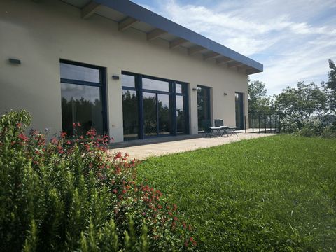 Pavillon contemporain de qualité face aux pyrénées .