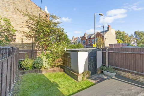 LARGER than average maisonette with own front door, PRIVATE GARDEN and excellent living space, being just 6-7 minutes from Southfields Tube and the good selection of local shops and cafes of Southfields Village. This very well presented extremely spa...