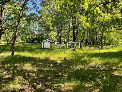 Saint Martial - Terrain constructible de 2200 m2