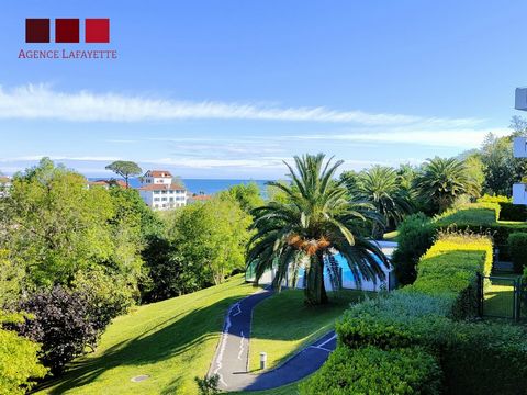 Ciboure hill of Bordagain, which shares its protected bay with St Jean de Luz, on the 1st floor with elevator of a secure condominium with swimming pool, 3-room apartment of 66 m² distributed as follows: Entrance, living room opening onto terrace wit...