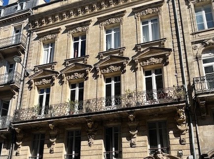 Quartier Saint Pierre : Amateurs de biens atypiques avec du cachet, cet appartement est fait pour vous ! Niché au dernier étage d'un très bel immeuble en pierre entièrement réhabilité, cet appartement est une cabane perchée calme et lumineuse, idéale...