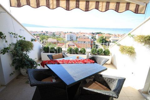 www.biliskov.com ID: 9598-1 Kaštel Kambelovac For rent: a beautiful, comfortable, and luxuriously furnished apartment with a total usable area of 217 m², located on the 3rd floor of a smaller building. It consists of a spacious living area, kitchen w...
