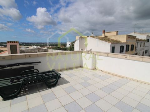 Moradia de traça arquitetónica tradicional algarvia, em excelente estado de conservação, localizada no centro de Estoi. A moradia T4 oferece um ambiente acolhedor com abundante luz natural, ideal para quem procura qualidade de vida num cenário pitore...