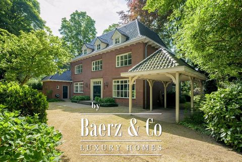 Deze zeer ruime, recent gebouwde villa is gelegen op een idyllische locatie (perceel ca. 1.500 m²) op loopafstand van de Haagsemarkt, direct achter de klassieke villa's aan de Haagweg. Deze verrassende villa is gebouwd in 2000 met gebruikmaking van g...