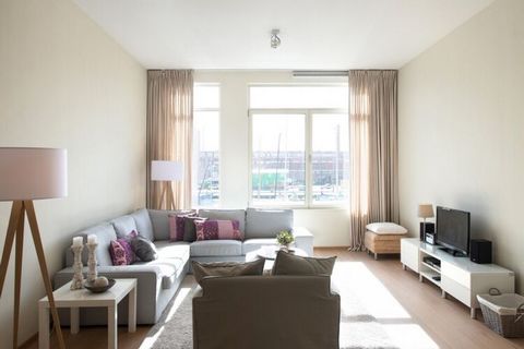 Ten luksusowy apartament o powierzchni 70 m2 z 1 sypialnią jest częścią Centrum Morskiego Scheveningen, położonego w drugim wewnętrznym porcie największego i modnego kąpieliska w Europie, Scheveningen, zaledwie 15 minut od tętniącego życiem centrum H...