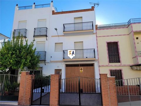 Esta encantadora propiedad se encuentra en la calle principal arbolada de la ciudad de Pruna, en la provincia de Sevilla en Andalucía, España, con servicios locales cerca, incluidos bares, cafeterías, panaderías, supermercados locales y escuelas. La ...