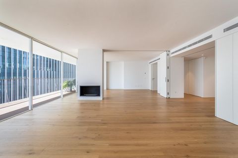 Welcome to Penthouse Cais, a charming and modern new building located in-between several of the most historical streets of Lisbon and the river. On the fifth floor, you will find this unique five-bedroom penthouse, built with the most sophisticated m...