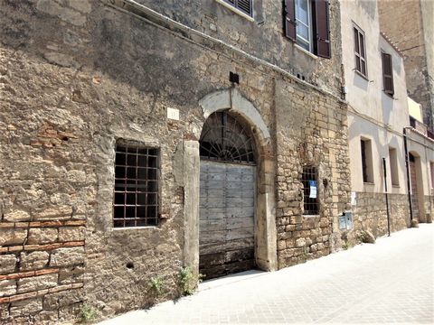 In the historic center, and precisely in Via di Porta Castello, we offer for sale a warehouse of 120 square meters in total, with a driveway entrance. The property located on the ground floor of a building with a stone facade, is located on one of th...
