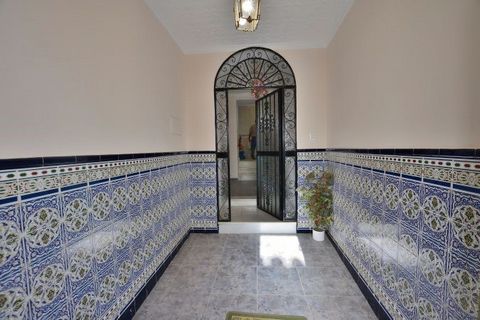 Magnificent charming house Located in the old town of Olvera is this great house very spacious, of recent work, with many rooms, patio, two terraces, different storage areas and nestled in the rock. The house is distributed over several floors: - On ...