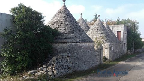 Trullo complex with lamia for sale in the countryside of Locorotondo. Beautiful trulli complex with cottage close to the residential area and to the paved road. The item is composed of a trullo of 6 cones, other 2 trullis with one cone and adjacent l...