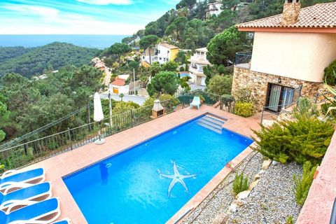 Nella pittoresca città di Lloret de Mar, troverete questa villa con 3 camere da letto per 6 ospiti. Questo alloggio dispone di una piscina privata e una bella terrazza, che lo rende il soggiorno ideale per le famiglie. Per motivi di tranquillità, que...