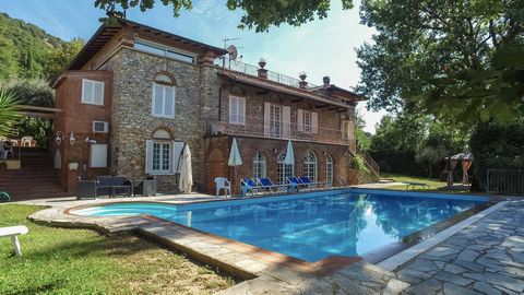 Villa mit Swimmingpool, renoviert mit besonderem Augenmerk auf die Erhaltung und Erhaltung der ursprünglichen Eigenschaften. Die Villa liegt im Herzen der Toskana, erstreckt sich über drei Etagen und ist von einem wunderschönen und üppigen Garten mit...