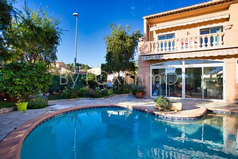 SAINT LAURENT DU VAR, ideally located in a residential and sought after area close to schools, transport and shops, this semi-detached house in excellent condition will seduce you with its charm, its quality services and its brightness. This pretty f...