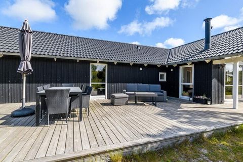 Auf einem ruhigen Weg in Rindby auf Fanö steht dieses gemütliche Ferienhaus mit Aktivitätsraum, mit einem Dachboden mit Fernseher. Das Ferienhaus ist hell und freundlich eingerichtet mit einer Wohnküche, die einen gemütlichen Kaminofen und Zugang zu ...