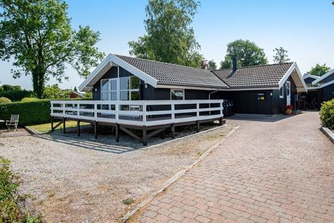 In una delle zone più ambite di Strøby Ladeplads, questa entusiasmante casa per le vacanze dista solo ca. A 25 metri dalla baia di Køge e con molte viste sull'acqua. Nel 2021, il casolare ha subito un'importante ristrutturazione, tra cui cucina dipin...