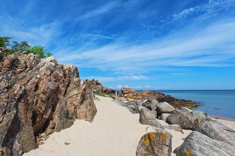 Machen Sie Urlaub in Allinge Der Ferienpark Storløkke in Allinge bietet schöne Ferienunterkünfte in ruhiger Lage. Hier findet jeder etwas für sich wie z. B. den saisonal beheizten Swimmingpool, einen Hockeyplatz, Trampolinspringen, eine Seilbahn und ...