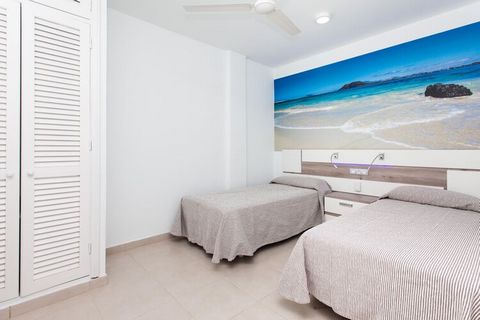 Son pocos los alojamientos que pueden disfrutar de una situación tan especial. TAO Caleta Playa se encuentra en primera línea de playa con vistas el mar y a tan solo 200 metros del centro de Corralejo. La atmósfera de este pequeño grupo de apartament...