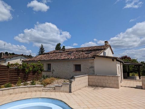 Very close to the popular village of Duras, this property offers 2 ground floor bedrooms, one with an ensuite, and a further upstairs bedroom. There is also a large family room on the 1st floor which would serve as an excellent office or hobby room o...