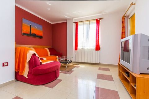 Casa Universe bestaat uit 6 appartementen en ligt in een charmant groen paradijsje in de buurt van Pula. Het heeft 2 slaapkamers voor 4 personen, wat ideaal is voor een stel of een gezin. Buiten kun je lekker ontspannen in het zwembad. Je bevindt je ...
