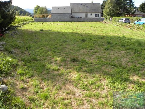 Between Lourdes and Tarbes, building plot of 915 m2 at the exit of the village. Flat and easily convertible land with good sunshine. Water, electricity, telephone on the edge. Price € 44,900 including 10.89% commission at the expense of the purchaser...