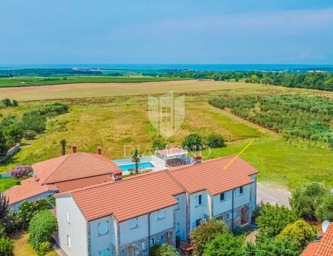 Location: Istarska županija, Novigrad, Novigrad. Istria, Cittanova A pochi minuti di auto dal centro di Cittanova si trova questa bella casa a schiera con vista mare! La casa ha una superficie totale di 93 mq, e si estende su due piani. Al piano terr...