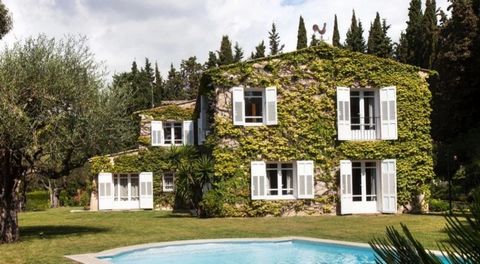 Discover a stunning Provencal-style villa in Mouans-Sartoux's residential area. Close to amenities, this property boasts a welcoming entrance hall, spacious and bright living room, and a separate dining room. Relax in the private lounge, or choose fr...