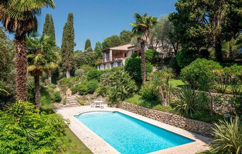 Nestled near the famous village of Biot, this charming property gracefully extends over a predominantly flat plot of approximately 10.000sqm. With its 223sqm of living space, this charming property comprises a huge swimming pool, an entrance hall, a ...
