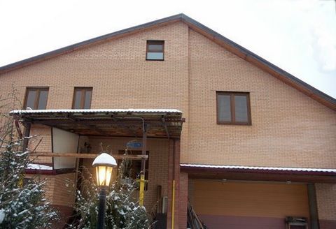 2-storied house of 300 m (brick) on a plot of 20 cells. The cottage is rented 3 levels. On the 1st floor is a dining room, a kitchen with everything you need, bathroom, shower room, bedroom. Covered porch with barbecue and a separate exit. On the sec...