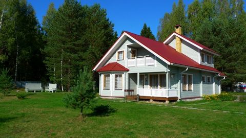Cottage on the Volga River, on the border with the Federal Nature Reserve. Recommended for leisure company of 6-8 people (6 core, 2 extra beds). Total area - 152 kv.mPervy floor: living room with wood-burning fireplace, a bedroom with twin beds, kitc...