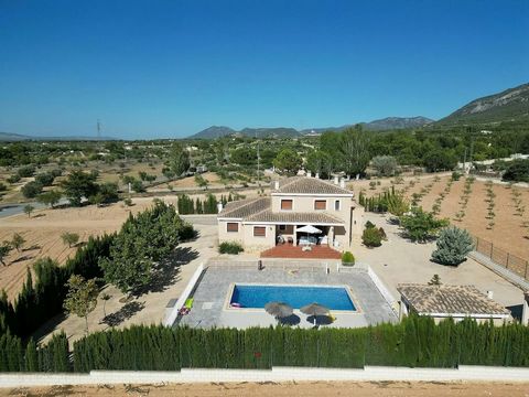 We are very proud to offer this large 5-bedroom property on the edge of Peña Rubia, Villena. A rent-to-buy is an option on this house with a 20% deposit. With tarmac access to the house, this large, impressive home sits on 11,500m2 of land, with main...