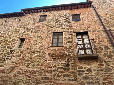 PACIANO (PG), Historic Center: Stone and exposed brick townhouse of approximately 140 square meters divided over three levels, consisting of: - Ground floor: entrance, three rooms for various purposes, a room used as a hobby room/garage, a bathroom w...