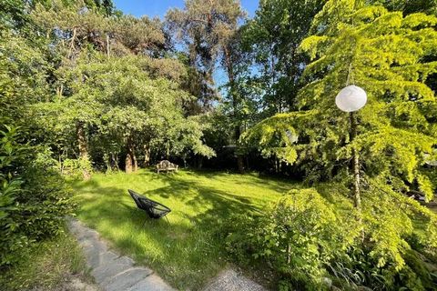 This nice holiday home in Zelhem is an ideal vacation place for your family! Located in a quaint location, the house has a hot tub where you can relax after an eventful day. Do not forget to enjoy your meals in the garden. Start your morning routine ...