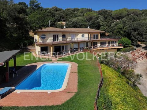 Incredible Residential Complex in Montfullà This residential complex is composed of three semi-detached houses and an apartment, located on one of the most prominent plots in Montfullà. The privileged location provides an exclusive and serene environ...