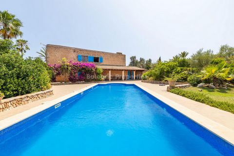 Bienvenido a esta casa de campo situada en el idílico municipio de Santanyí, Mallorca. Con un generoso tamaño de construcción de 316 m², esta encantadora propiedad ofrece un refugio tranquilo rodeado de un hermoso jardín y una piscina encantadora. Di...