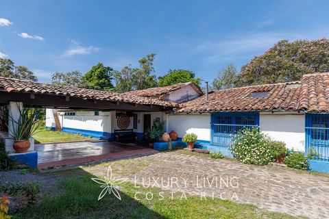 CASA ANTAÑO COLONIAL Located in an area with very high traffic (50 thousand vehicles per day). The property is very spacious with beautiful gardens and a lot of potential due to its flat, spacious and multi-use land. It has a colonial-style house, mo...