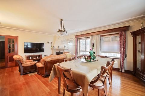 Mieszkanie z 3 sypialniami na sprzedaż 229 000 euro   Doskonały apartament z 3 sypialniami w centrum dzielnicy Cinfães w Viseu o następującym rozkładzie: Hol wejściowy z dostępem do części wspólnych składający się z; - Salon z kominkiem - W pełni wyp...