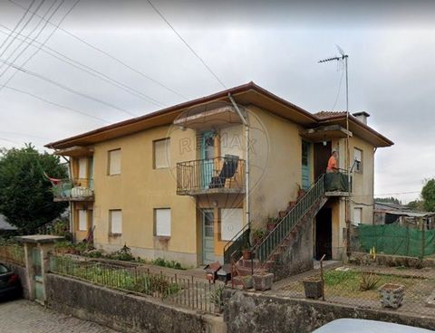 Quatro apartamentos na rua da Ervilhaca,  em Grijó, V.N.de Gaia para venda a 200 000 €. Área por apartamento 54m2. Excelente oportunidade para investidores pois 3 deles estão arrendados. Area por fração (2 apartamentos cada)108m2. Terreno comum ás 2 ...