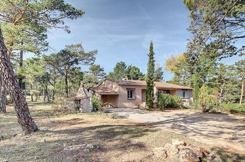 This provençale villa is located in a secure Domaine near the beautiful village of Tourtour. The villa is single-storey and opens onto an entrance hall, leading to a bright living / dining room, with a beautiful fireplace. The separate, and equipped,...