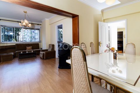 Identificação do imóvel: ZMPT566063 Apartment in West Queluz: Just 400m from Monte Abraão Train Station Located in a quiet and safe area in the West Queluz region, surrounded by small shops, schools, cafes, restaurants, pharmacies, and supermarkets. ...