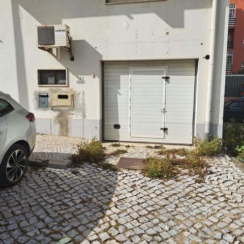 Garage with 136mts2 on Vasco da Gama street, in Quinta do Conde next to one of the main avenues, located in a quiet street of easy access. This garage consists of office, 2 toilets, 2 storage rooms with 3mts2 each, automatic gate and space for storag...