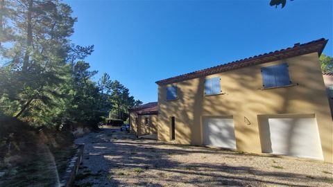 IN SAINT RESTITUT Large and beautiful villa of 191 m2 of living space with a superb living room of 97 m2 with insert fireplace, air conditioning and fully equipped kitchen, 4 bedrooms with cupboards, bathroom with shower and bathtub, 2 separate toile...