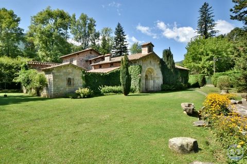 Discover this spectacular farmhouse in Camprodón, a jewel in the Ripollés region, Girona! Located in a privileged setting, at the confluence of the Ter and Ritort rivers, and close to the border with France, this property will captivate you. Camprodo...