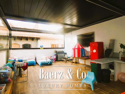 Baerz & Co SELLS TRIPLEX PENTHOUSE IN THE CENTER OF VALENCIAIn a modernist building is this magnificent penthouse. It is distributed on the ground floor with a large kitchen and toilet, then we go up the stairs or the elevator as we wish to the first...
